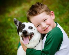 kind-mit-hund-300x240.jpg