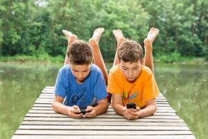 kinder-smartphone-300x200.jpg