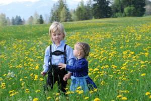 kinder-trachten-300x200.jpg