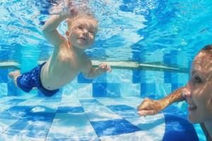 schwimmen-mit-babys-300x200.jpg