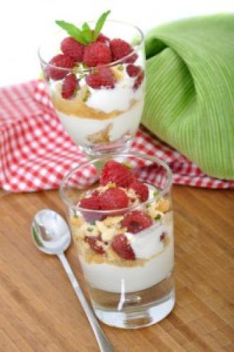 Leckeres Dessert für Kinder und Erwachsene: Himbeer- oder Erdbeer-Tiramisu