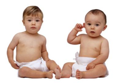 Zwei Babys sitzend