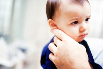Kleiner Junge traurig Hand troestet