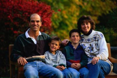 Familie auf Gartenbank