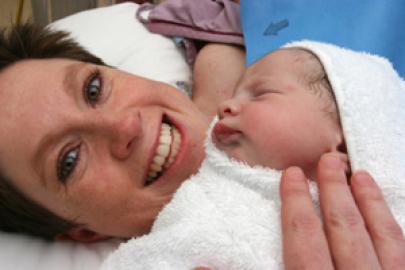 Mutter Baby direkt nach Geburt