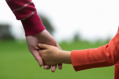 Mutter Kind Hand halten iStock isitsharp