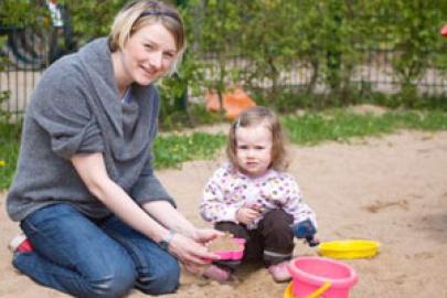 Kind Mutter Sandkasten iStock SaschaD