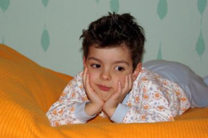 Junge Bett nachdenklich 2