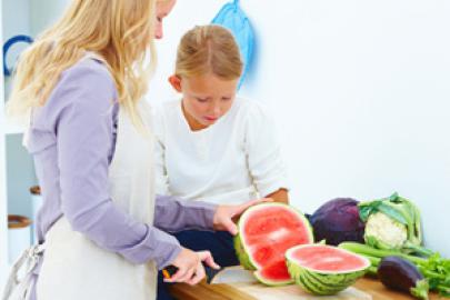 Mutter Tochter kochen gesund