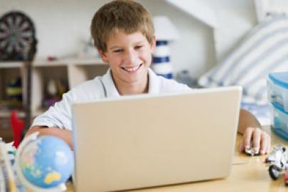 Junge spielt Laptop