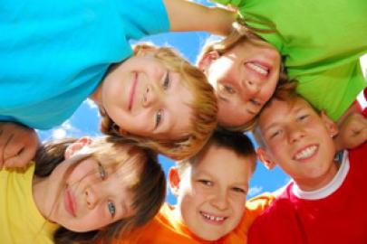 Froehliche Kinder bilden Kreis