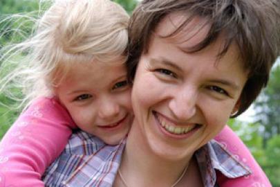 Mutter Tochter froehlich Huckepack