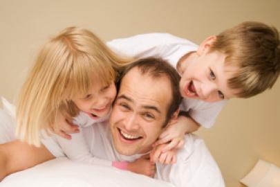 Vater Sohn Tochter toben