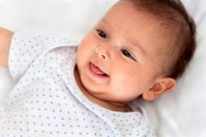 Baby aufmerksam