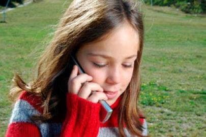 Kind mit Handy