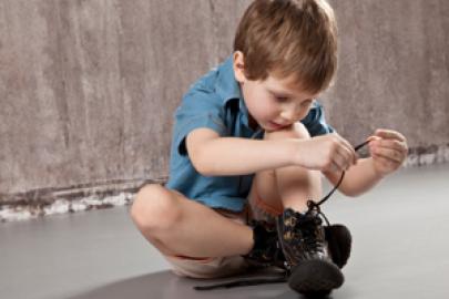 Junge Schuhe binden
