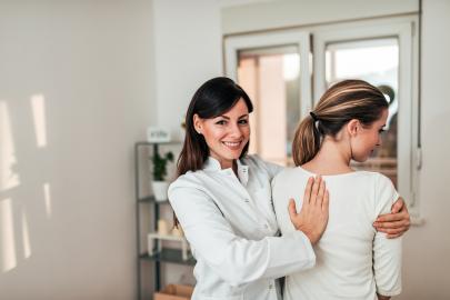 rucken_frau_istock-1058941682.jpg
