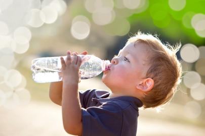 Kind trinkt Wasser