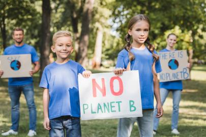 Kinder und Eltern in Natur bei Klimastreik
