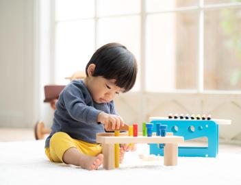 Japanische Jungennamen: Junge spielt mit Bauklötzen