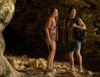 Zwei Teenager stehen nebeneinander in einer Höhle