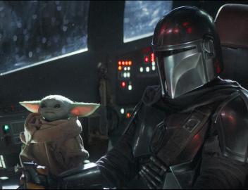 Der Mandalorian und Grogu sitzen im Cockpit eines Raumschiffs